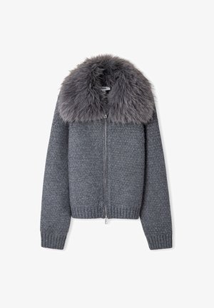 Grau gestrickte Zip-Jacke mit langen Ärmeln und großem flauschigem Kunstfellkragen.