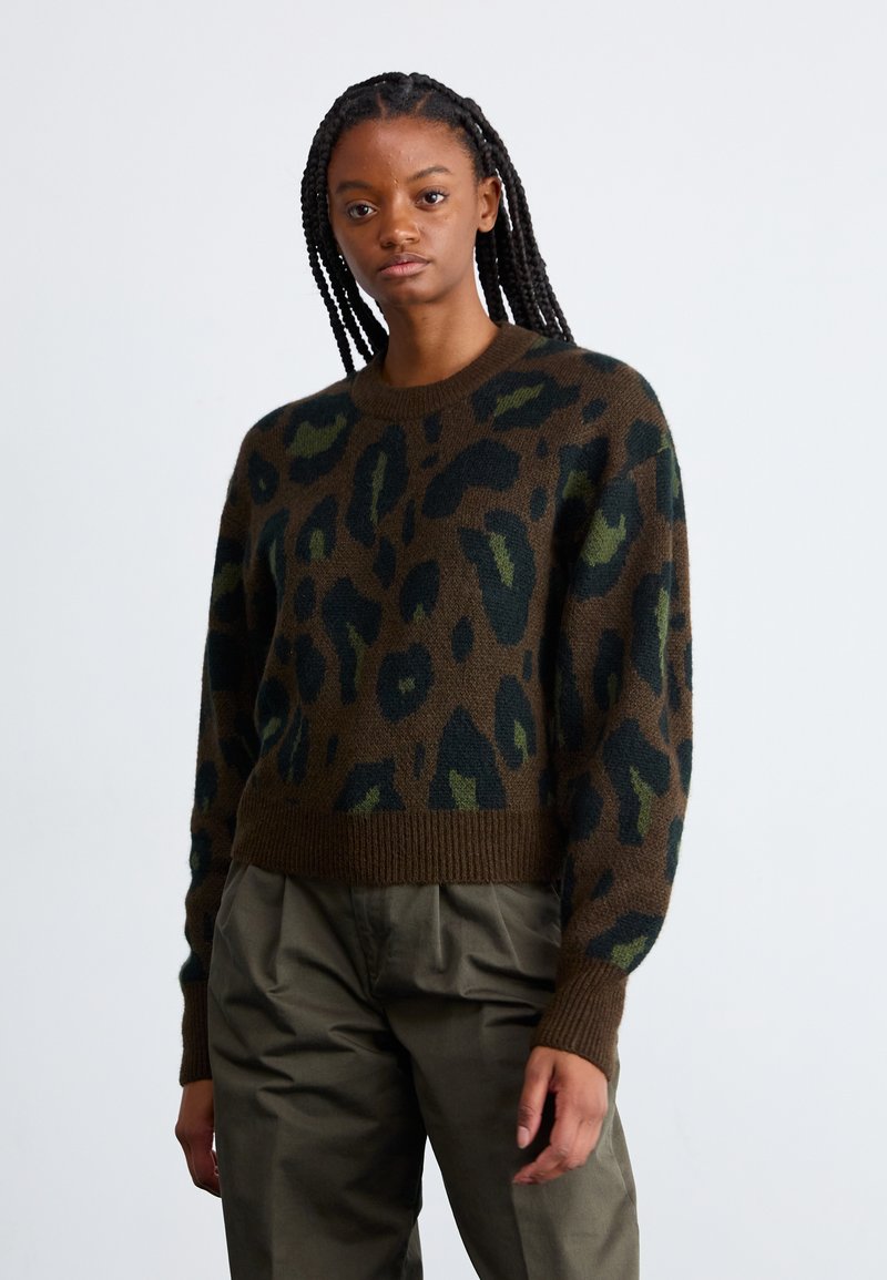 Gebreide trui in donkerbruin met een luipaardprint met groene en zwarte accenten. Geribbelde mouwen en zoom, ronde hals, relaxte pasvorm.