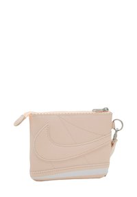 Borsa Nike in morbido materiale sintetico rosa chiaro, forma rettangolare, con chiusura a zip, design cucito e un accento logo bianco prominente.