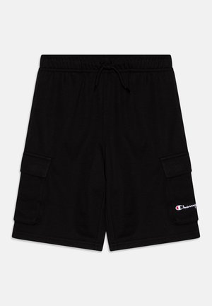 Schwarze Cargo-Shorts mit elastischem Bund, Kordelzug, seitlichen Klappentaschen und kleinem Champion-Logo auf der unteren rechten Tasche.