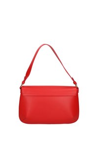 Borsa a tracolla rossa in pelle con una texture liscia, forma rettangolare, singolo manico regolabile e cuciture sottili lungo il bordo superiore.