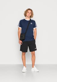 adidas Originals STRIPES TEE UNISEX - Marškinėliai su spaudiniu - night indigo