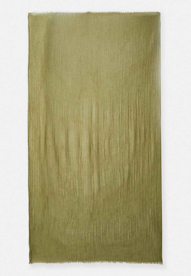 Cachecol verde-oliva com uma superfície suave e texturada, apresentando um padrão de ondas subtil e bordas com franjas, em formato retangular.