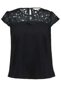 Svart topp med spetsöverdrag vid axlarna och halsringningen. Har korta ärmar och ett nyckelhål bakstängning. Slät tygstruktur.