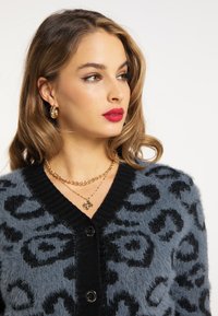Leoparde-print cardigan med fuzzy tekstur i grå og sort, med knaplukning foran, ribbet krave og lagdelte guld halskæder.