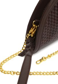 Bolso de cuero trenzado marrón con cadena dorada y cierre. Presenta un detalle de cuero trenzado en la correa; superficie lisa y uniforme. Forma compacta.
