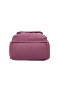 Sac en cuir violet avec finition texturée, de forme arrondie et couture visible. Équipé de deux poignées supérieures et de détails en métal argenté.