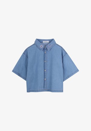Chemise en denim à manches courtes de couleur bleu clair avec un col. Présente un soleil brodé et le mot « love » sur le col ainsi qu'une fermeture à boutons.