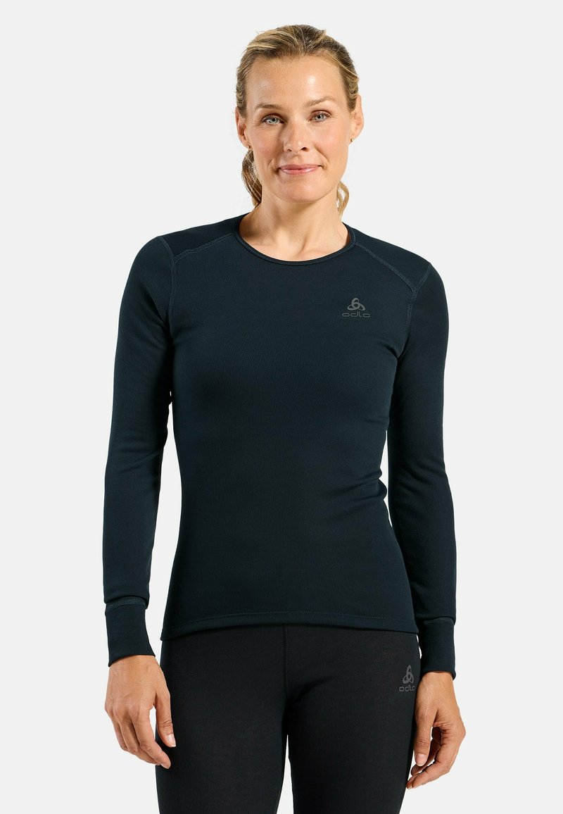 Long-sleeve thermal top in dark navy, made of soft, ribbed fabric with a fitted design. Features flatlock seams and a logo on the chest.