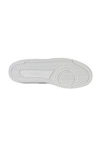 Fehér sneaker talp egy texturált mintával, logóval. A dizájn sima felületet és formázott kiemeléseket tartalmaz a tapadás érdekében.