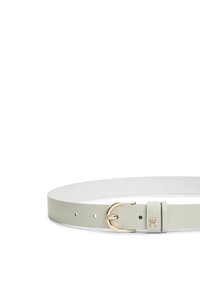 Ζώνη από ανοιχτό γκρι δέρμα με χρυσό αγκράφα, με υφή στην επιφάνεια και ρυθμιζόμενες τρύπες. Λεπτό φινίρισμα με ελάχιστη σήμανση.