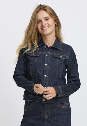 Donkere spijkerjack met lange mouwen, knoopsluiting, borstzakken en contrasterende oranje stiksels; heeft een klassieke kraagontwerp.