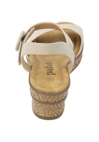Sandalia beige con dos correas anchas, hebilla ajustable, talón cerrado, plantillas suaves y suela de cuña texturizada similar al corcho.