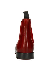 Botas Chelsea de cuero rojo pulido con paneles elásticos en los laterales, tirador trasero y suela de goma negra. Textura suave, diseño elegante.