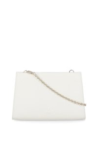 Borsa a tracolla in pelle bianca con design piatto, tracolla in catena argentata e logo impresso. Texture liscia, minimalista e forma angolare.
