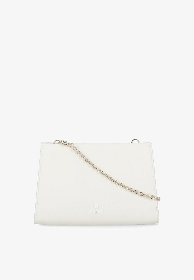 Borsa a tracolla in pelle bianca con design piatto, tracolla in catena argentata e logo impresso. Texture liscia, minimalista e forma angolare.