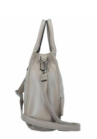 Sac à main en cuir gris clair avec deux poignées, une bandoulière réglable, quincaillerie en argent et un panneau latéral texturé. Fermeture zippée en haut.