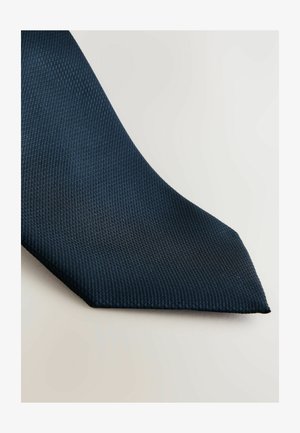 Cravate bleu marine avec un tissage texturé, dotée d'une pointe effilée et d'un motif subtil, réalisée en tissu à finition lisse.