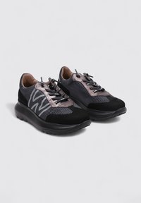 Scarpe sportive nere e grigie realizzate con una combinazione di materiali in rete e suede. Presentano dettagli di design unici e superfici testurizzate. Suola rotonda ad alta densità.