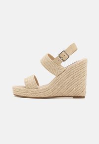 Sandal i wedge-stil i beige vævet materiale med to brede stropper, justerbar ankelrem og struktureret wedge-hæl med spiralmønster.