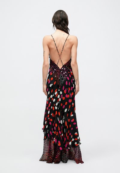 Melnas maksi kleitas ar krāsainiem polka punktiem sarkanā, rozā un baltā krāsā. To raksturo dziļš aizmugures izgriezums, tievās šķērsām nēsājamas lences un kārtains apakšmala.