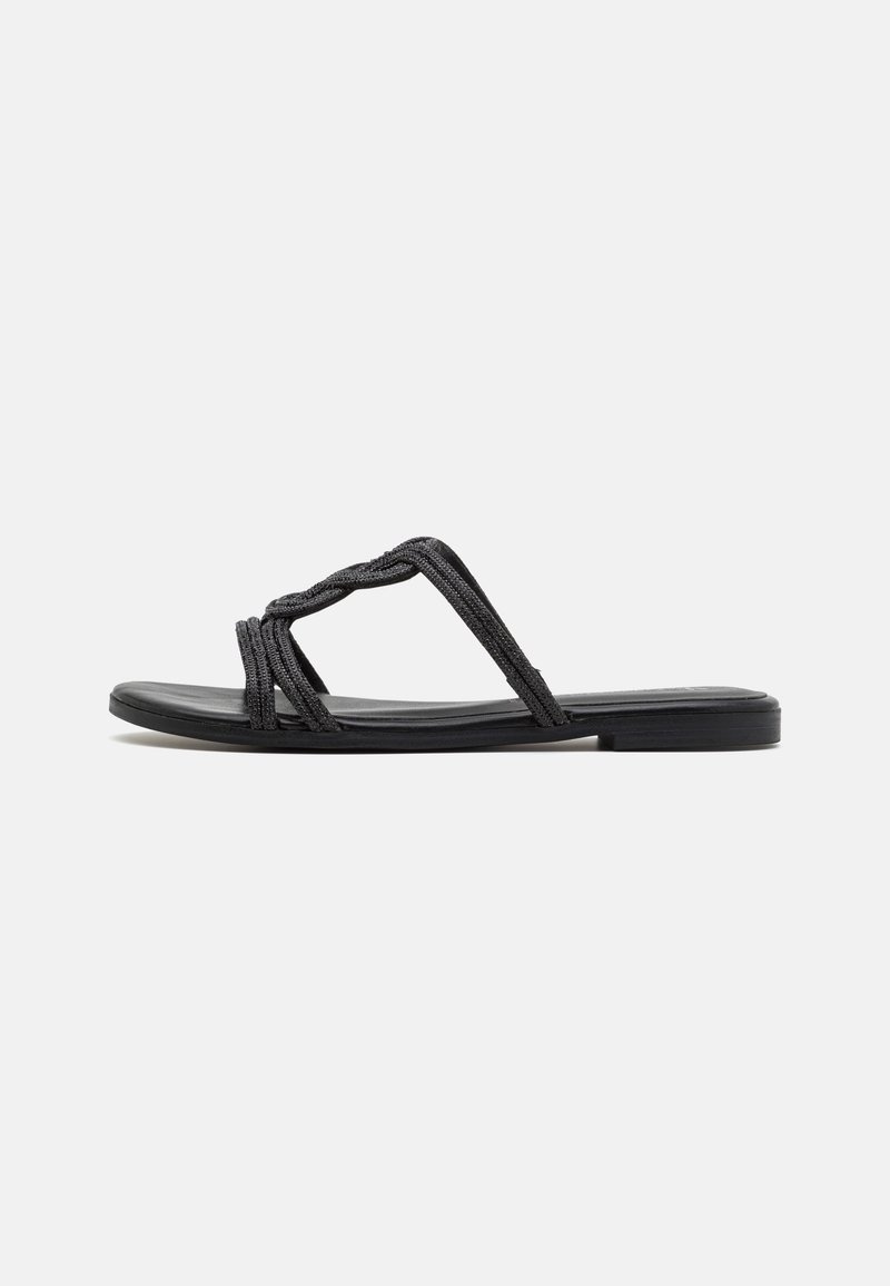 Sandales plates noires avec un design de brides tissées, une tige synthétique lisse et une semelle minimaliste. Conviennent pour un usage décontracté.