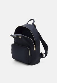 Marinblå ryggsäck i slät tyg, med guld detaljer, dubbel dragkedja, en framficka och justerbara remmar för bärande.