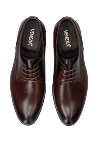 Bruine leren dresschoenen met een gladde afwerking, een ronde neus en een traditionele vetersluiting. Bevat subtiele merknamen op de binnenzool.