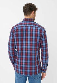 Rot-blau karierte Hemd mit langen Ärmeln, geknöpften Manschetten und klassischem Kragen. Leichter Stoff mit glatter Textur und tailliertem Schnitt.