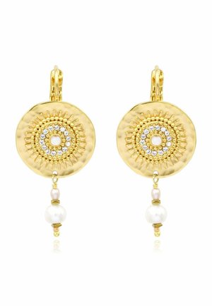 Boucles d'oreilles circulaires dorées avec un motif rayonnant, cristaux incrustés et deux perles blanches pendantes sur chaque boucle.