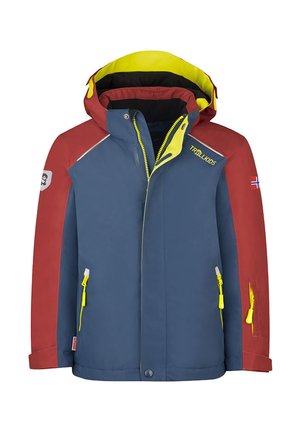 Kinder Outdoorjacke mit blauem Körper, roten Ärmeln, gelben Reißverschlusslaschen, gelb gefütterter Kapuze und norwegischen Flaggenaufnähern an den Ärmeln.