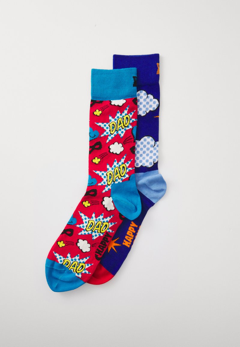 Meias de algodão multicoloridas: uma vermelha com o texto "PAPÁ" sobre um fundo em estilo de banda desenhada; a outra azul com padrões de nuvens e bolinhas.
