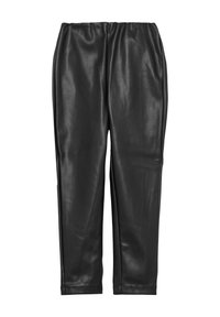 Zwarte faux leren broek met een gladde textuur, elastische tailleband en taps toelopende pasvorm, ontworpen zonder zichtbare zakken of patronen.