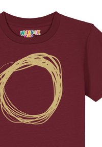 Bordeaux T-Shirt mit einem runden, handgezeichneten, hellbeigen Kreismuster auf der Vorderseite. Weicher Stoff mit Rundhals und kurzen Ärmeln.