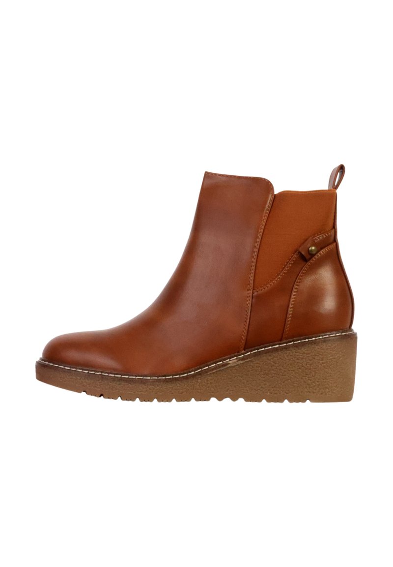 Bottes basses en cuir marron avec une semelle compensée, des panneaux latéraux élastiques et une languette de traction à l'arrière. Texture lisse avec des matériaux contrastés.