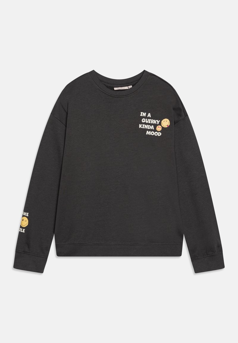 Melna sporta krekls ar apaļu kakla izgriezumu un garām piedurknēm. Priekšpusē un uz piedurknēm dekorēts ar baltu tekstu un smaidošām grafikām.