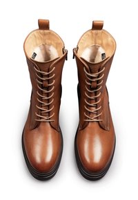 Bottines en cuir brun avec une finition lisse, à lacets sur le devant et fermeture éclair sur le côté. Caractéristiques : bout rond et intérieur rembourré.