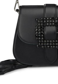 Czarna skórzana torebka o wyraźnym kształcie, z widoczną czarną ozdobą z kryształków na przedniej części i teksturowanym satynowym paskiem.
