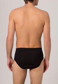 Mænds sorte briefs, bomuldsmateriale, glat tekstur, tætsiddende design, elastisk talje, minimalistisk stil, bagperspektiv uden synlige mønstre.