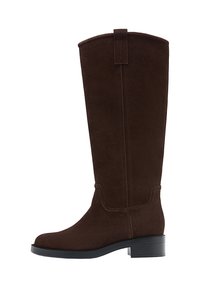 Stivali al ginocchio in suede marrone con punta arrotondata, cuciture sottili e tacco basso a blocco; presentano un laccio nella parte superiore per una facile calzata.