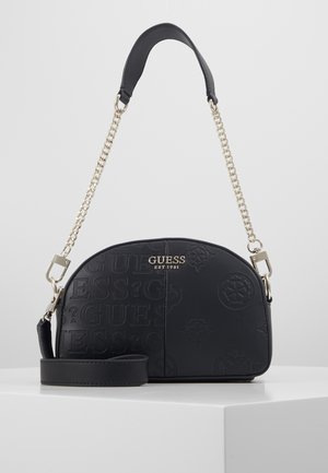 Sac bandoulière noir Guess avec motifs de logo embossés, bandoulière chaîne dorée avec coussinet en cuir à l'épaule, et bandoulière en cuir amovible pour porter en travers.