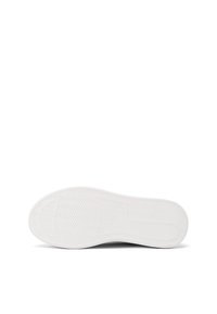 Suola di sneaker bianca con un motivo a spina di pesce testurizzato. Il materiale appare gommoso e flessibile, progettato per garantire trazione e comfort.