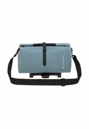 Borsa a spalla in tessuto blu con forma rettangolare, dotata di una tracolla nera, chiusura con zip e dettagli del logo sui lati.