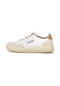 Sneaker bianche in pelle con dettagli in suede beige, punta tondeggiante, dettagli perforati e un tab sul tallone color sabbia. Presenta un logo di lato e una suola in gomma.