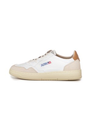 Sneaker bianche in pelle con dettagli in suede beige, punta tondeggiante, dettagli perforati e un tab sul tallone color sabbia. Presenta un logo di lato e una suola in gomma.