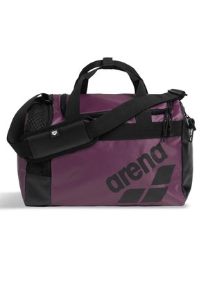 Borsa da viaggio Arena violacea con tracolla nera regolabile, due manici, tasca laterale in rete e grande logo nero sul lato.