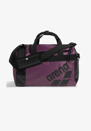 Fioletowa torba sportowa Arena z czarnym regulowanym paskiem na ramię, dwoma uchwytami do noszenia, siatkową kieszenią boczną i dużym czarnym logo z boku.