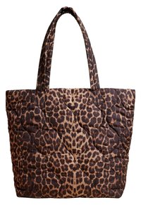 Borsa a spalla trapuntata caratterizzata da un tessuto marrone con un motivo a stampa leopardata. Presenta due manici robusti e una forma rettangolare ben definita.