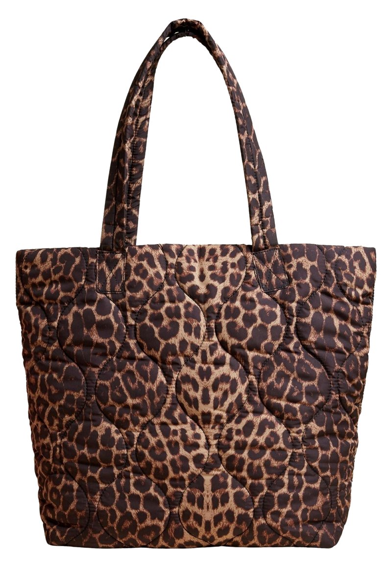 Borsa a spalla trapuntata caratterizzata da un tessuto marrone con un motivo a stampa leopardata. Presenta due manici robusti e una forma rettangolare ben definita.