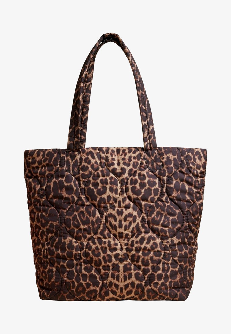 Borsa a spalla trapuntata caratterizzata da un tessuto marrone con un motivo a stampa leopardata. Presenta due manici robusti e una forma rettangolare ben definita.